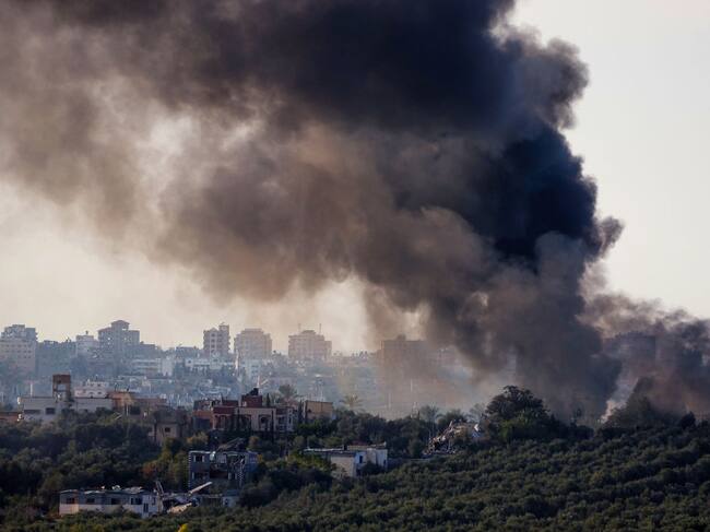El humo se levanta sobre la Franja de Gaza por los bombardeos y ataques aéreos de las fuerzas armadas de Israel contra el enclave palestino.