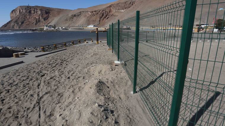 11 de Abril/Arica. El Hotel Arica instaló rejas de fierro verdes en la periferia posterior del hotel, para impedir el paso de bañistas a la playa cercana a las dependencias de recinto.Según la legislación no existen playas privadas, y el terreno del litoral es considerado bien de uso público de todos los chilenos. Es ilegal no permitir acceso a las aguas del mar, quien lo resguarda es el Ministerio de Bienes Nacionales y quien impide que los terrenos de la playa sean ocupados es la Gobernación Marítima.
FOTO: RODRIGO VILLALON/AGENCIAUNO