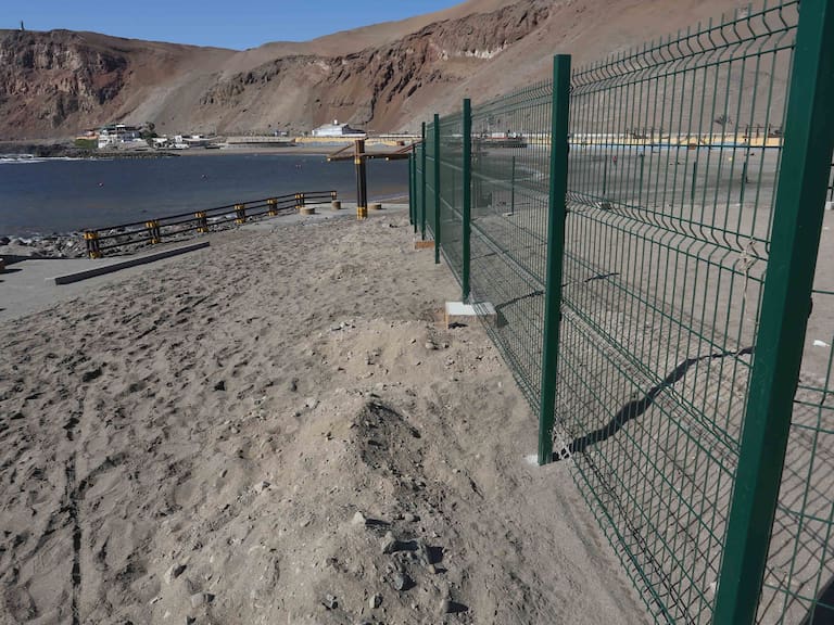 11 de Abril/Arica. El Hotel Arica instaló rejas de fierro verdes en la periferia posterior del hotel, para impedir el paso de bañistas a la playa cercana a las dependencias de recinto.Según la legislación no existen playas privadas, y el terreno del litoral es considerado bien de uso público de todos los chilenos. Es ilegal no permitir acceso a las aguas del mar, quien lo resguarda es el Ministerio de Bienes Nacionales y quien impide que los terrenos de la playa sean ocupados es la Gobernación Marítima.
FOTO: RODRIGO VILLALON/AGENCIAUNO