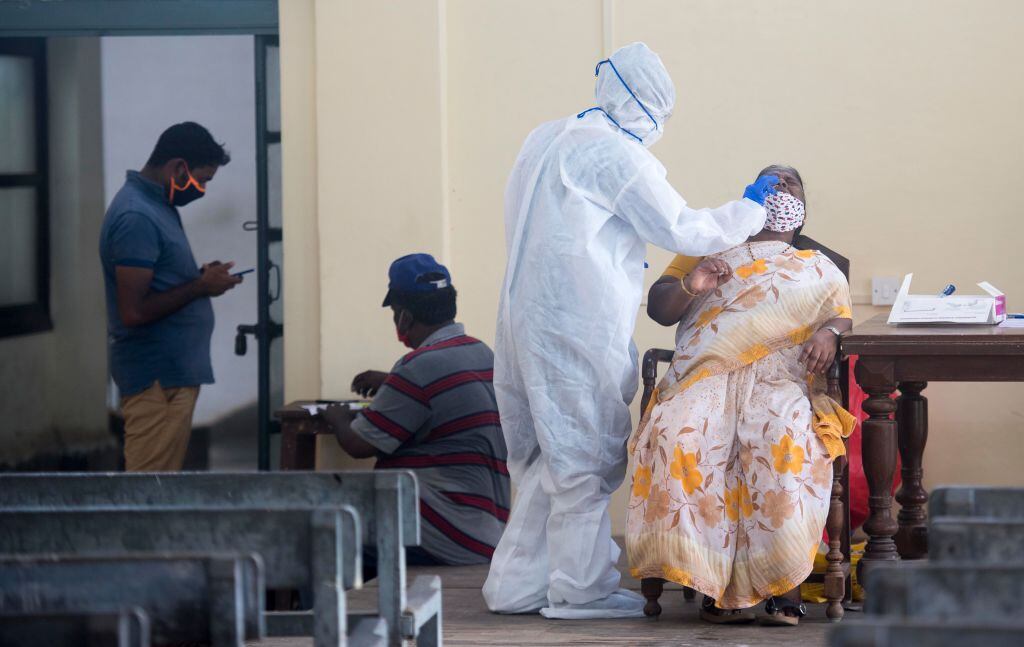 Trabajadores de la salud testean por Covid-19 en India