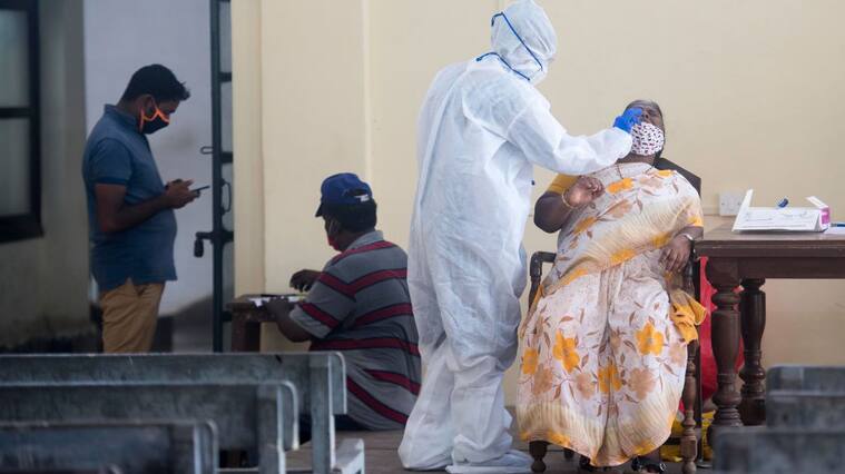 Trabajadores de la salud testean por Covid-19 en India