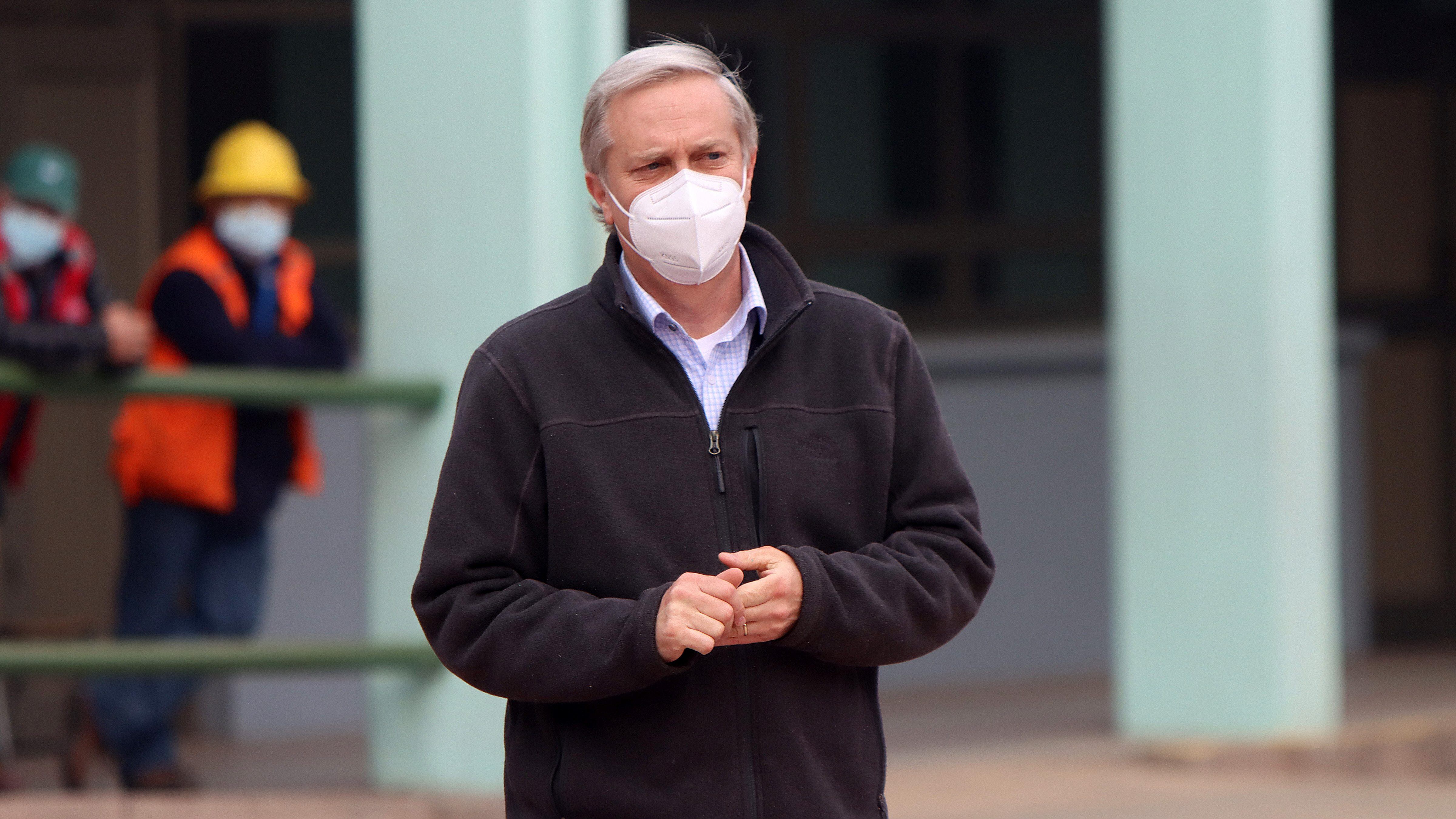 16 de mayo de 2021 / SantiagoEl presidente del partido republicano José Antonio camina por los pasillos del colegio María Ana Mogas durante la segunda jornada de las elecciones para elegir convencionales constituyentes, gobernadores regionales, alcaldes y concejales.

 FOTO: JUAN FARIAS/ AGENCIAUNO