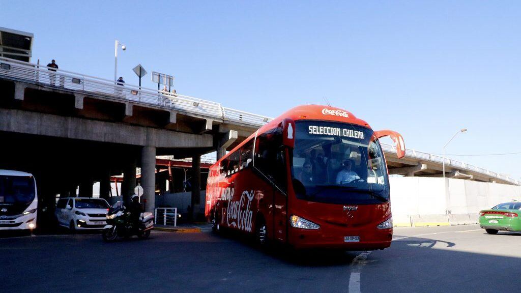 08 DE JUNIO DE 2019/SANTIAGOEl bus del planten arriba al Aeropuerto de Santiago para viajar a Brasil, en donde la Selección Chilena de Fútbol disputará la Copa América 2019.
FOTO: LEONARDO RUBILAR CHANDIA/AGENCIAUNO