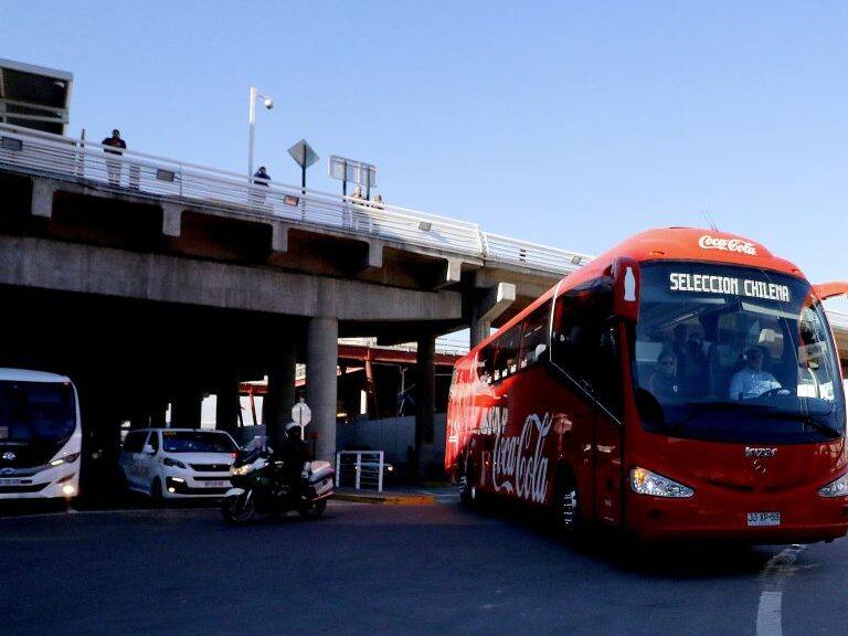08 DE JUNIO DE 2019/SANTIAGOEl bus del planten arriba al Aeropuerto de Santiago para viajar a Brasil, en donde la Selección Chilena de Fútbol disputará la Copa América 2019.
FOTO: LEONARDO RUBILAR CHANDIA/AGENCIAUNO