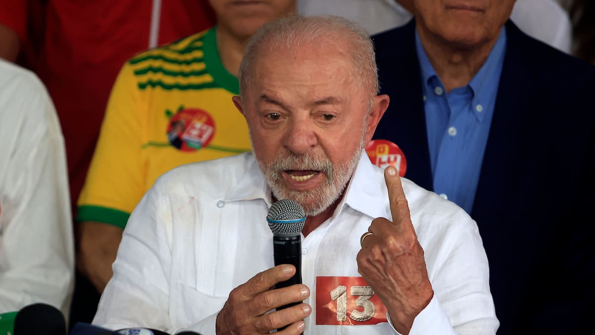 “Quien sale escondido de su país, debe alguna cosa”: Lula arremete contra Flávio Bolsonaro por su salida de Brasil