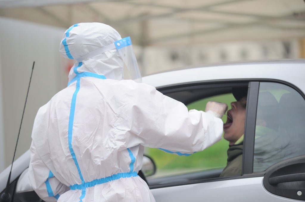 Trabajadores de la salud efectúan test del Covid-19 en Florencia