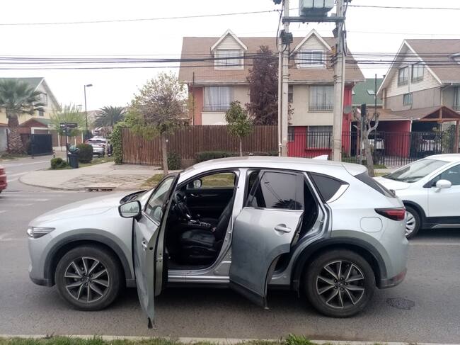 El automóvil de la comisario de la PDI abandonado. / ADN.cl