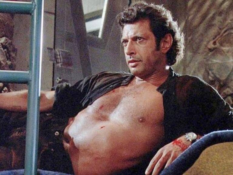 Protagonista de Jurassic Park recrea icónica escena de la camisa abierta