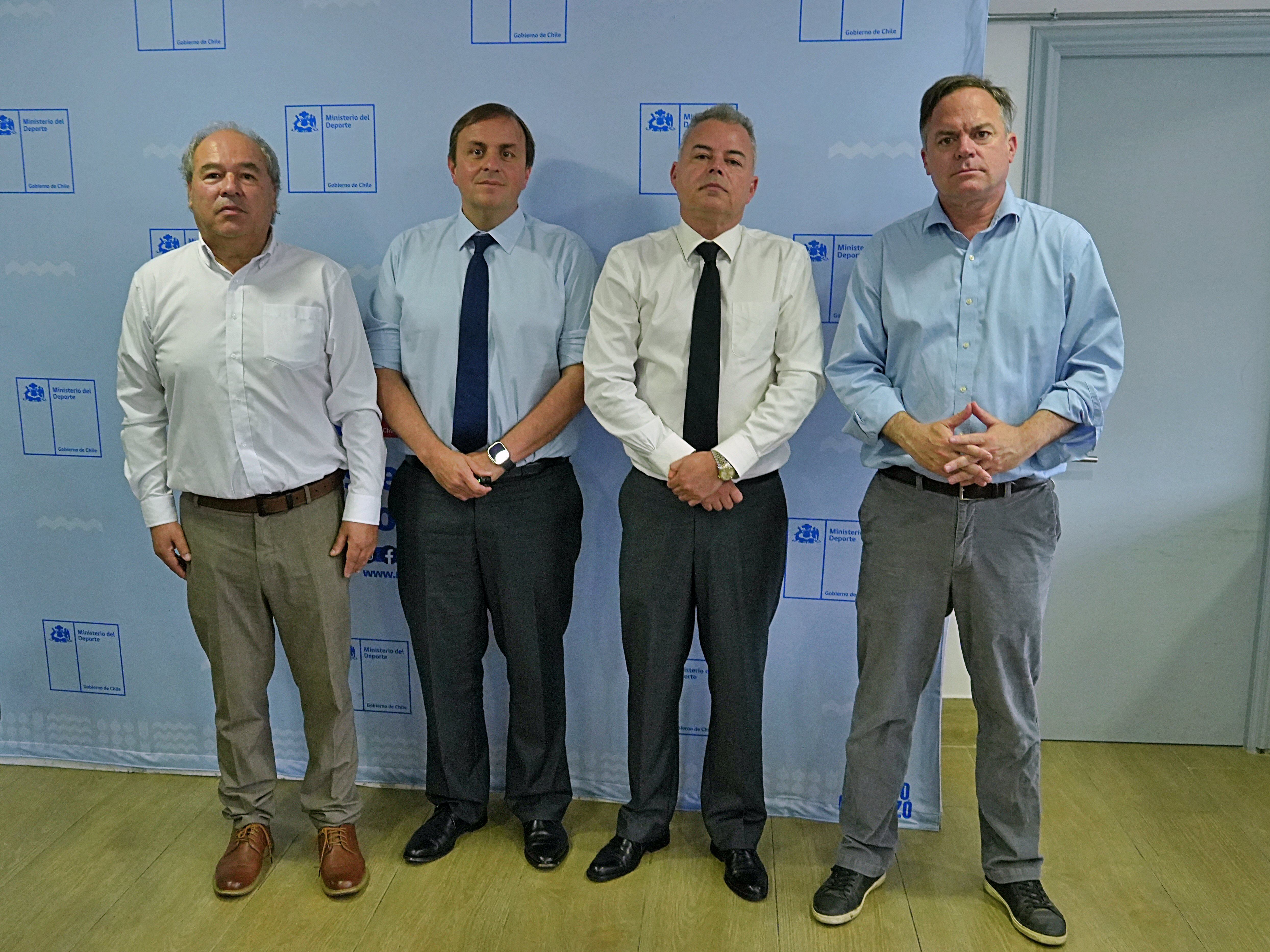 Justo Álvarez, presidente de ANFA; Francisco Riveros, Ministro del Deporte; Jorge Yunge, secretario ejecutivo de la ANFP y el senador Matías Walker.