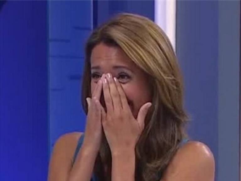 El ataque de risa que no dejó hablar a periodista de Mega en pleno noticiario