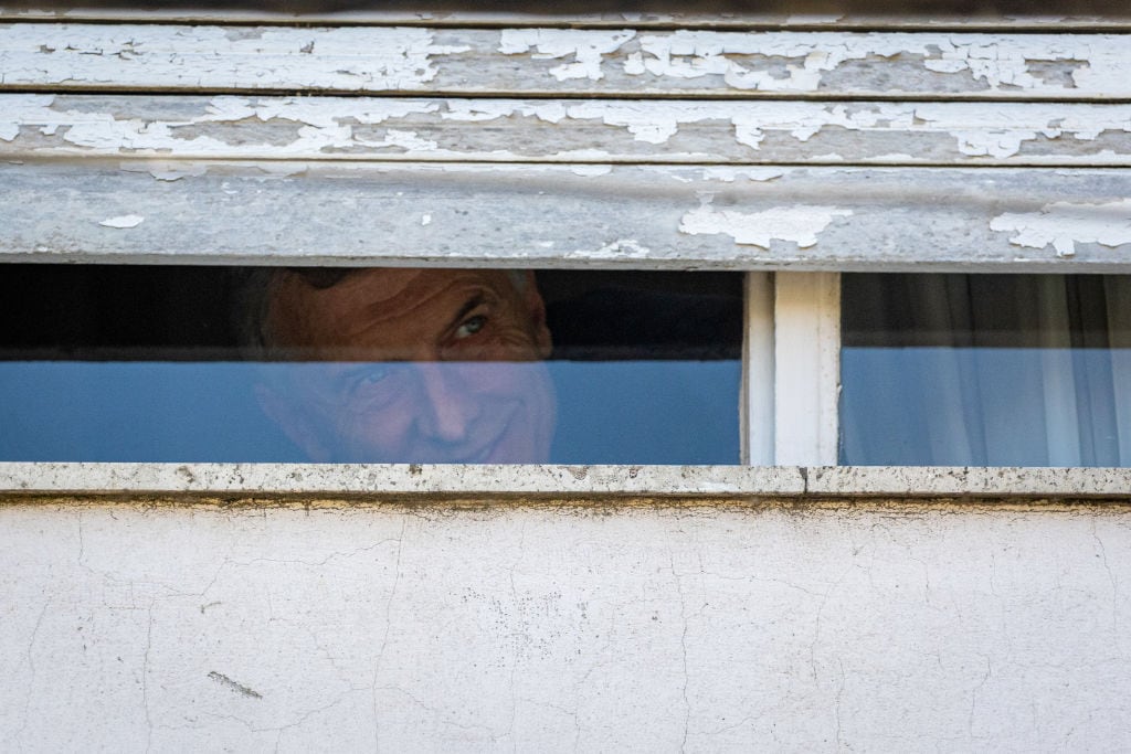 Mauricio Macri saludando desde la ventana de un tribunal argentino