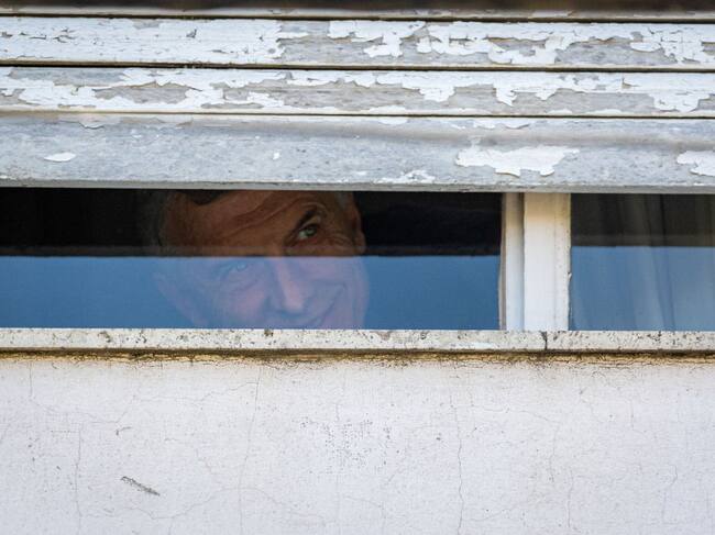 Mauricio Macri saludando desde la ventana de un tribunal argentino