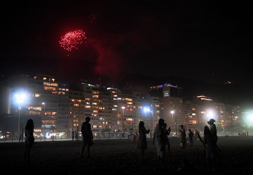 Fuegos artificiales iluminan la playa de Copacabana en Río de Janeiro