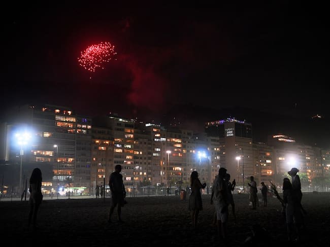 Fuegos artificiales iluminan la playa de Copacabana en Río de Janeiro