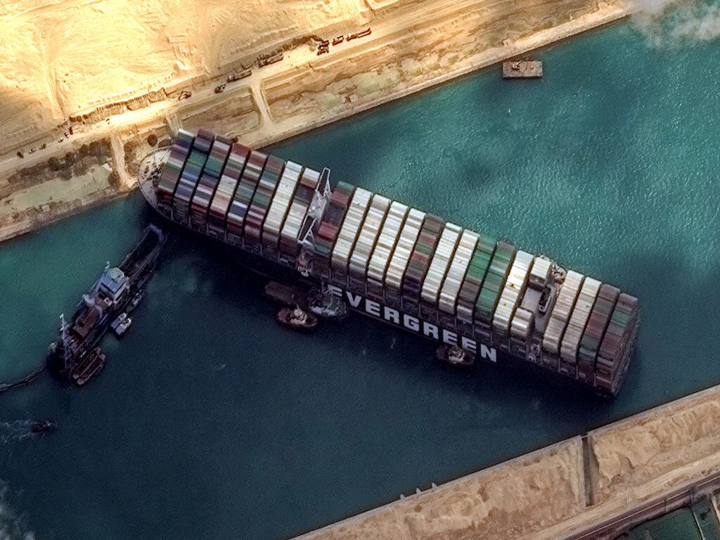 Ever Given sigue encallado en el canal de Suez