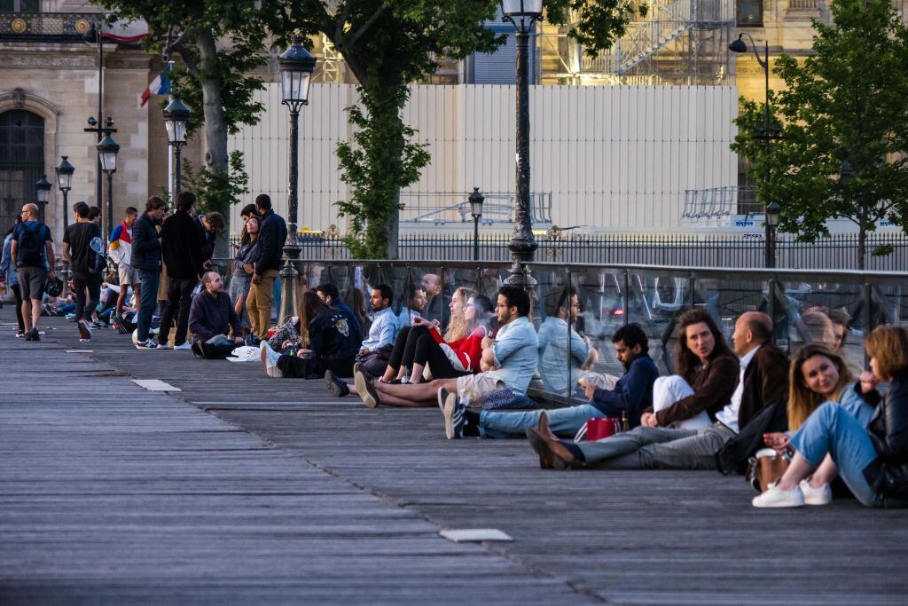 Los habitantes de París salen a las calles ante la relajación de las medidas