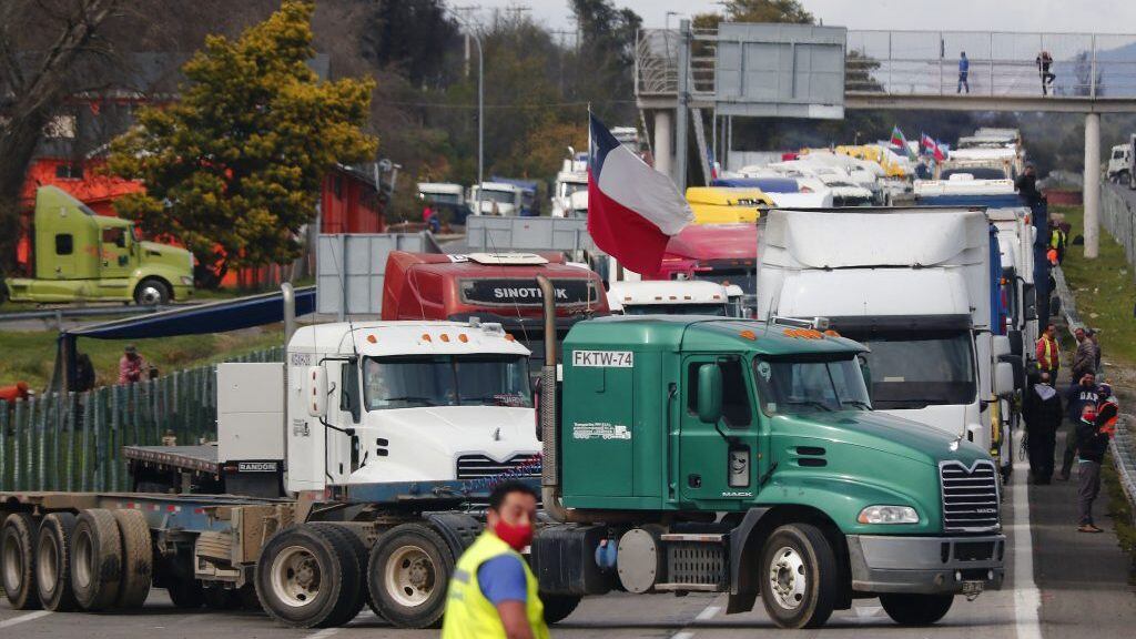 28 DE AGOSTO DE 2020/CASABLANCAVista general de camiones detenidos en la Ruta 68, en direccion a Valparaiso, en el segundo dia de paro de camioneros en todo el pais, a causa de la inseguridad en las rutas.
FOTO: LEONARDO RUBILAR CHANDIA/AGENCIAUNO