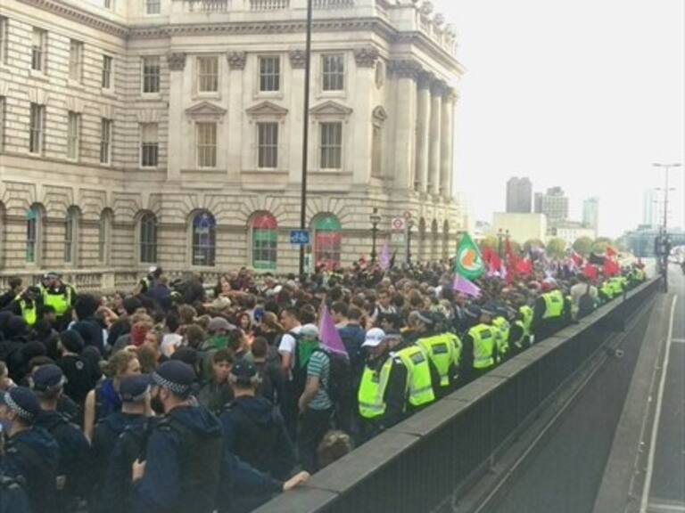 Organizaciones frenan marcha de hinchas ultras en Londres