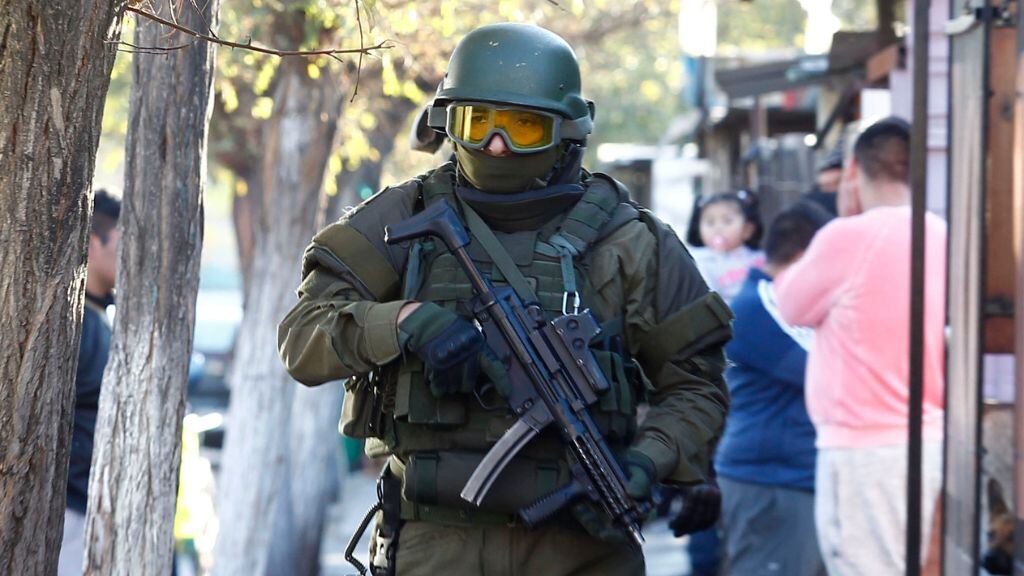 Carabineros, UZI, 1024x576 jpg ok