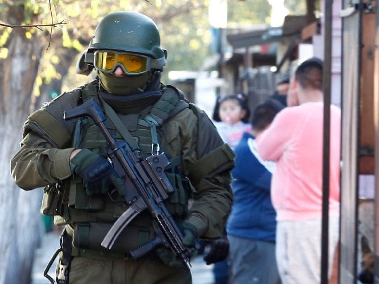 Carabineros, UZI, 1024x576 jpg ok