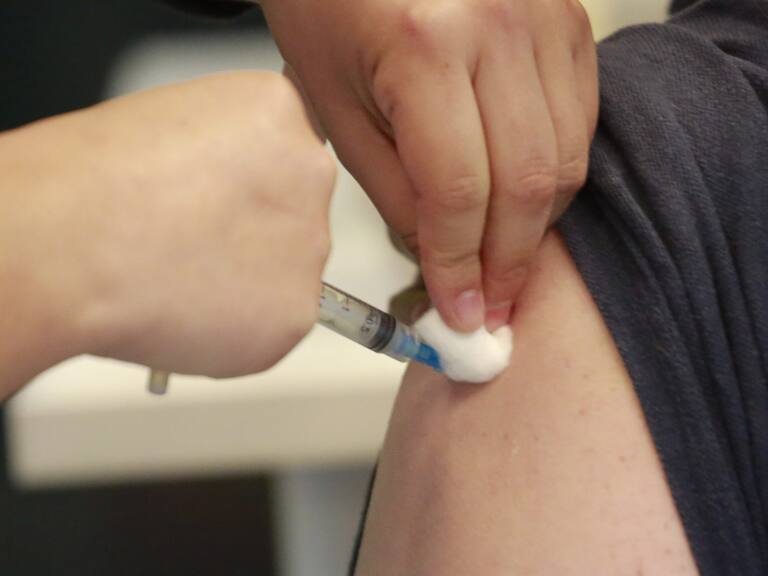 Ministro Paris confirmó que se vacunará con una tercera dosis