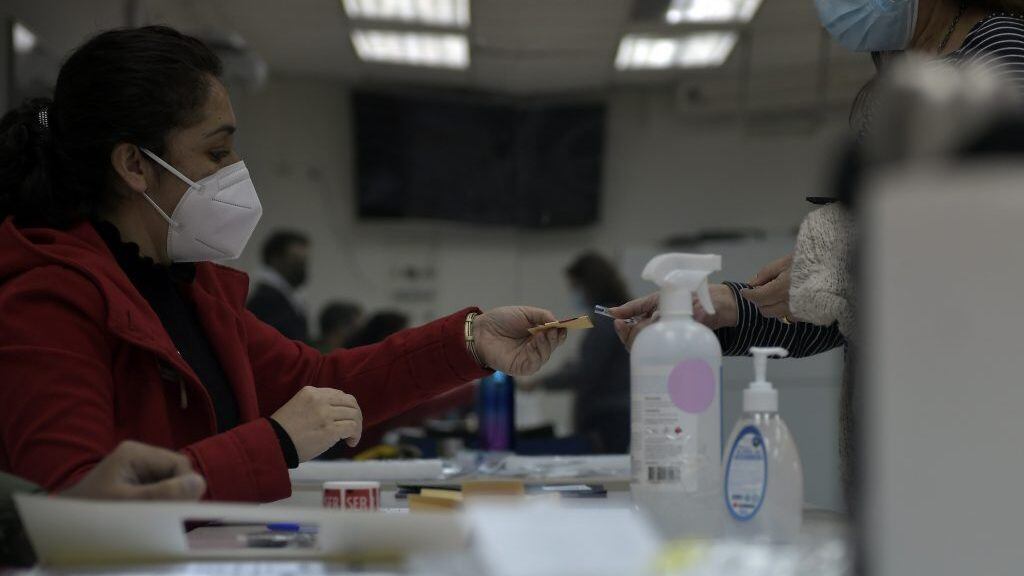 13 de Junio de 2021 / IQUIQUEUna vocal de mesa entrega el voto a una persona, durante la segunda vuelta de gobernadores que ser realiza en diferentes regiones del país.
FOTO: CRISTIAN VIVERO BOORNES/AGENCIAUNO