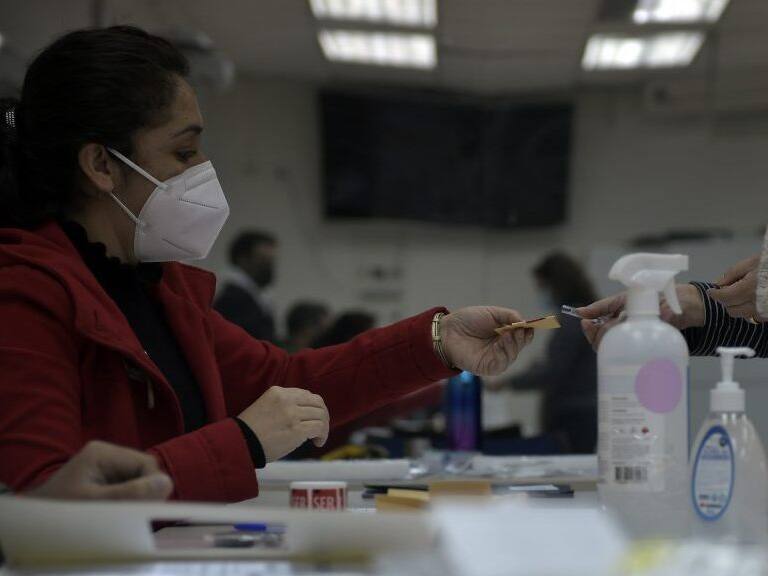 13 de Junio de 2021 / IQUIQUEUna vocal de mesa entrega el voto a una persona, durante la segunda vuelta de gobernadores que ser realiza en diferentes regiones del país.
FOTO: CRISTIAN VIVERO BOORNES/AGENCIAUNO