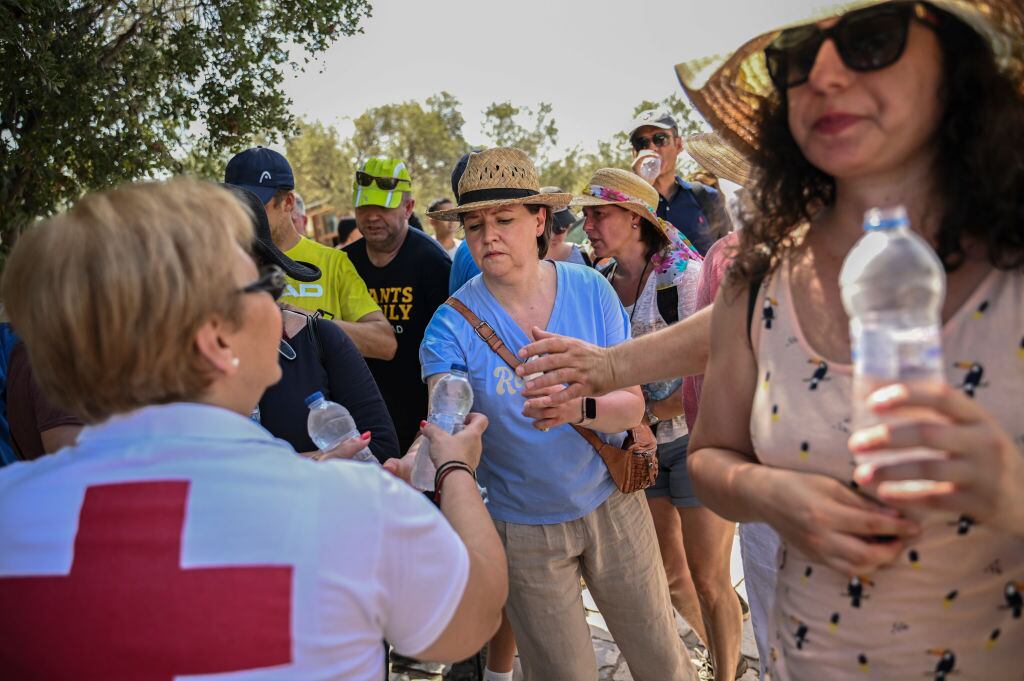 La Cruz Roja reparte agua en una zona de Atenas