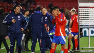 Alarma encendida en Colo Colo: Vicente Pizarro se lesiona en el partido con Bolivia y es duda para Copa Libertadores