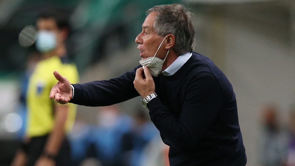 PORTO ALEGRE, BRAZIL - SEPTEMBER 29: Coach of Universidad Catolica Ariel Holan shouts instructions during a Copa CONMEBOL Libertadores 2020 group E match between Gremio and Universidad Católica at Arena do Gremio on September 29, 2020 in Porto Alegre, Brazil. (Photo by Alexandre Schneider/Getty Images)