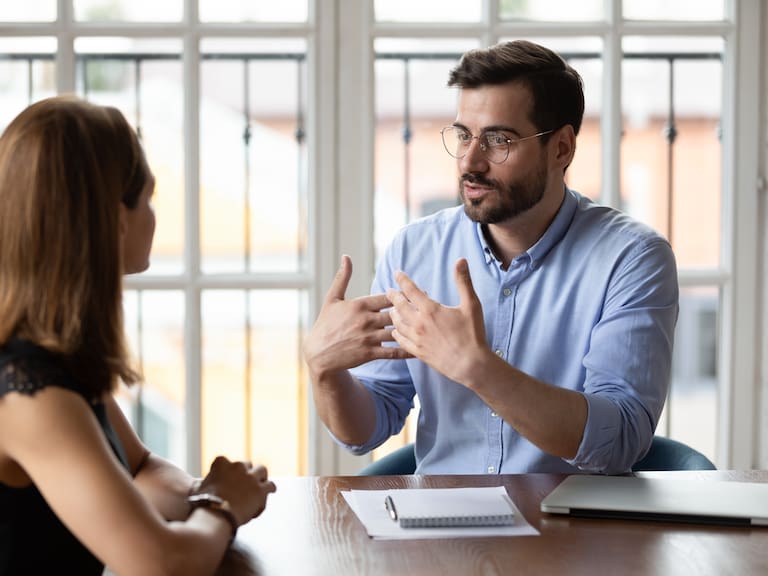 Estudio chileno revela brecha de género en sector tecnológico: hombres lideran cargos ejecutivos