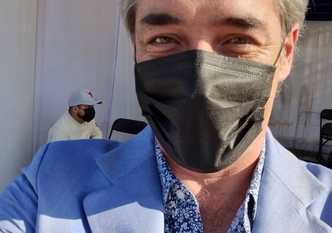 Preparándose para Halloween: José Luis Repenning llevó a particular acompañante al noticiero