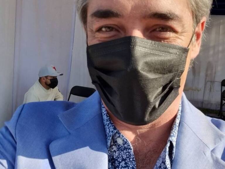 Preparándose para Halloween: José Luis Repenning llevó a particular acompañante al noticiero