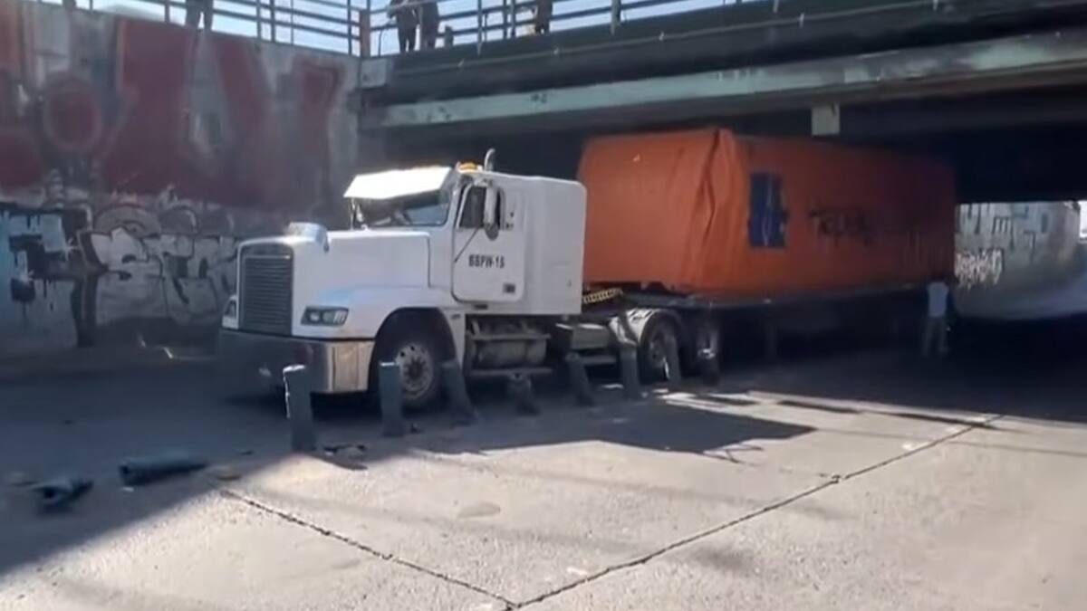 Conductor abandona camión atrapado en paso bajo nivel de San Miguel: suspenden tránsito en el lugar
