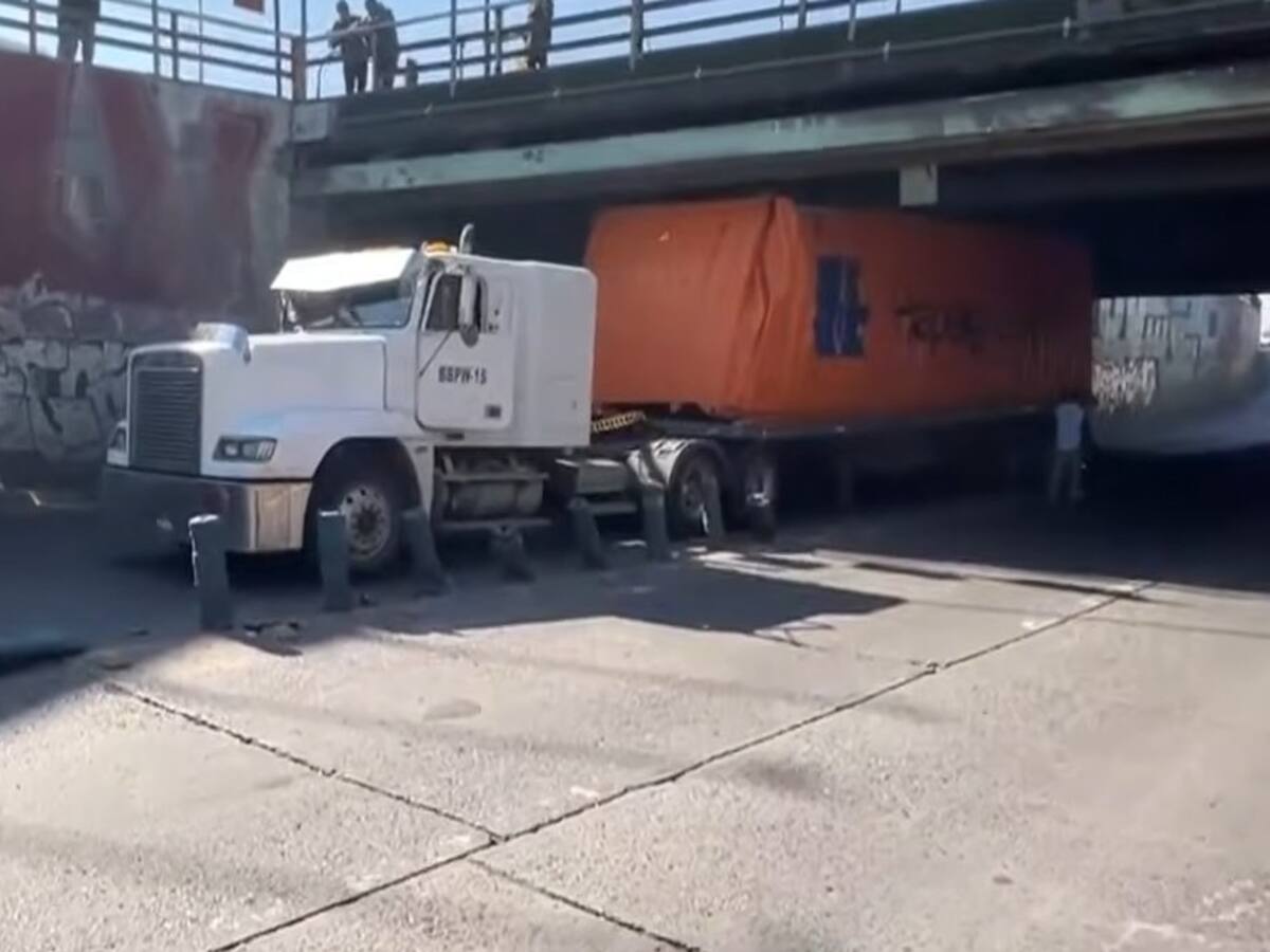 Conductor abandona camión atrapado en paso bajo nivel de San Miguel: suspenden tránsito en el lugar