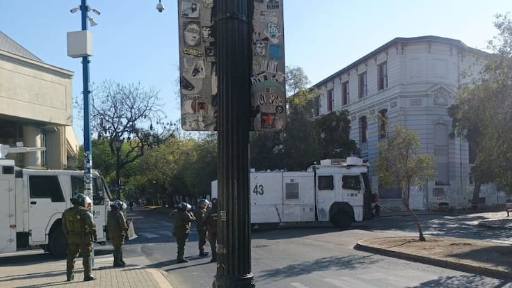 Disturbios en Liceo de Aplicación: encapuchados lanzan 15 bombas molotov y queman palmera del recinto