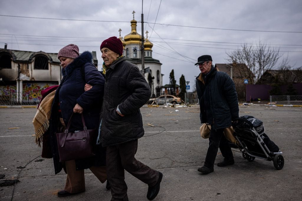 Personas evacúan las ciudad de Irpín, en las cercanías de Kiev