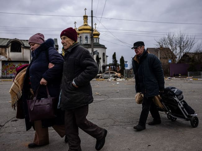 Personas evacúan las ciudad de Irpín, en las cercanías de Kiev