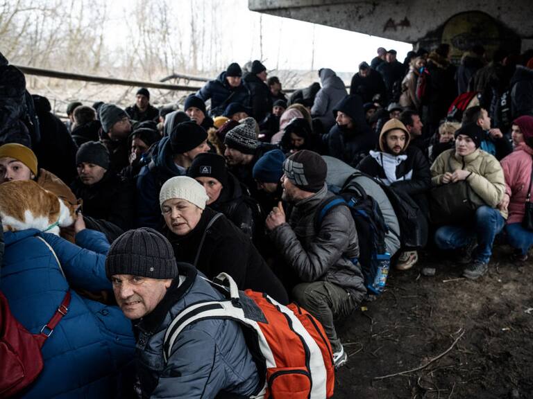 Grupos de civiles ucranianos hacen filas para evacuar una ciudad