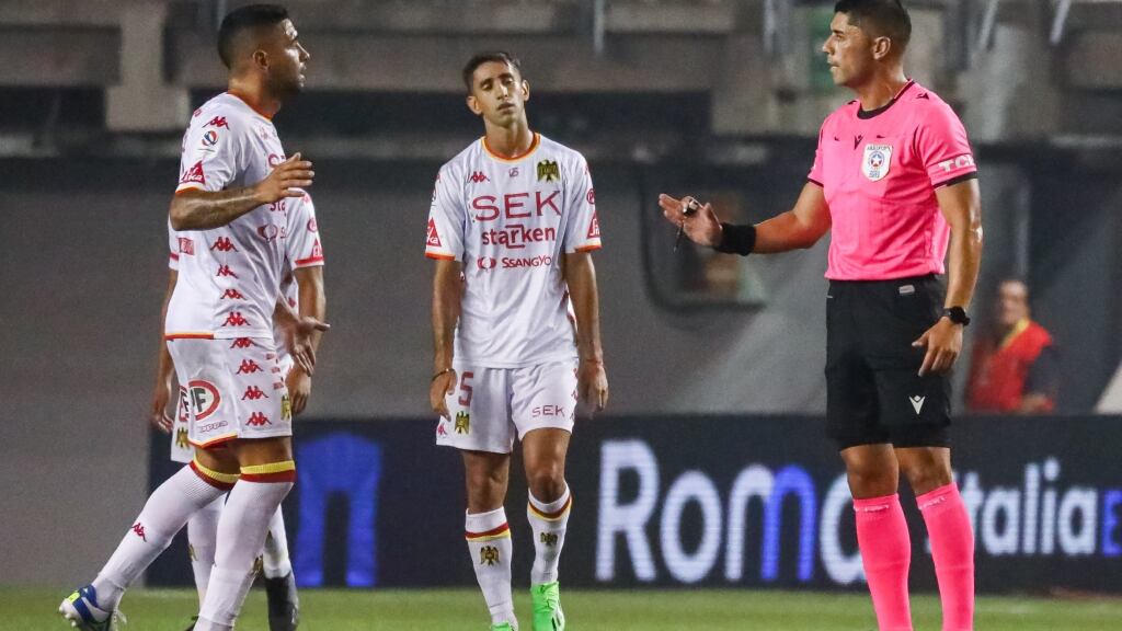 Unión Española solicita reunión a Roberto Tobar por los arbitrajes en el Campeonato Nacional 2023