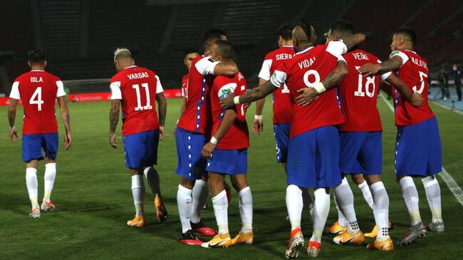 SANTIAGO, CHILE - OCTOBER 13: Alexis Sánchez of Chile celebrates with teammates after scoring the second goal of his team during a match between Chile and Colombia as part of South American Qualifiers for Qatar 2022 at Estadio Nacional de Chile on October 13, 2020 in Santiago, Chile. (Photo by Claudio Reyes - Pool/Getty Images)