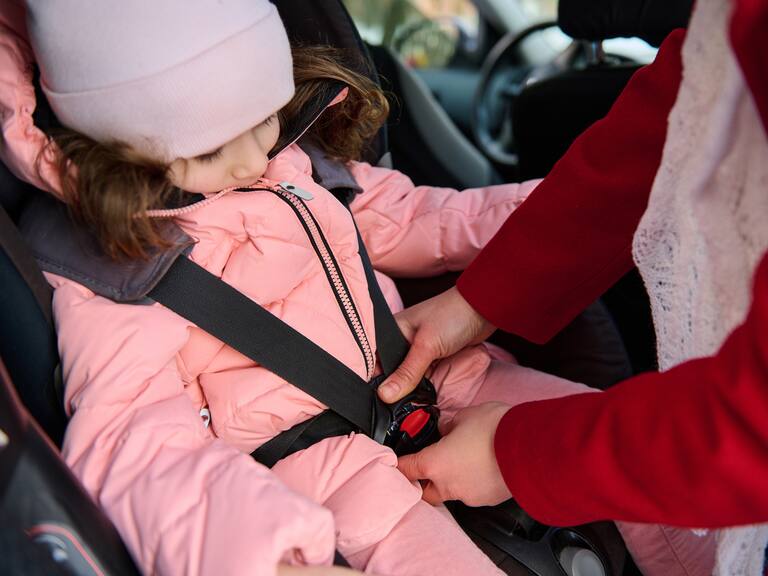 ¿Niños a bordo? Estos son los asientos más seguros para llevar a un menor en una silla de auto