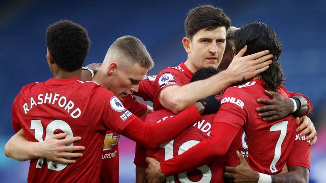 LEICESTER, ENGLAND - DECEMBER 26: Bruno Fernandes of Manchester United celebrates with teammates Harry Maguire, Marcus Rashford, Edinson Cavani and Scott McTominay after scoring their sides second goal during the Premier League match between Leicester City and Manchester United at The King Power Stadium on December 26, 2020 in Leicester, England. The match will be played without fans, behind closed doors as a Covid-19 precaution. (Photo by Carl Recine -Pool/Getty Images)