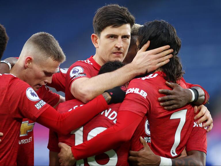 LEICESTER, ENGLAND - DECEMBER 26: Bruno Fernandes of Manchester United celebrates with teammates Harry Maguire, Marcus Rashford, Edinson Cavani and Scott McTominay after scoring their sides second goal during the Premier League match between Leicester City and Manchester United at The King Power Stadium on December 26, 2020 in Leicester, England. The match will be played without fans, behind closed doors as a Covid-19 precaution. (Photo by Carl Recine -Pool/Getty Images)