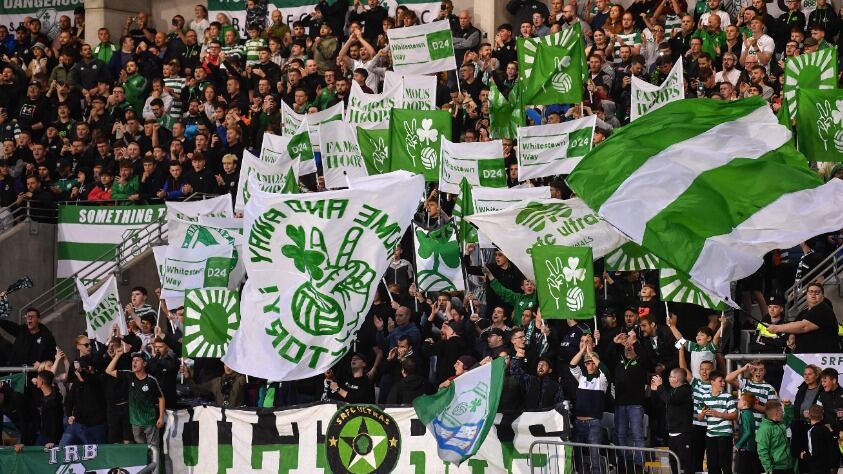 Viralizan festejo de hinchas irlandeses por la muerte de la Reina Isabel II: el club condenó las burlas de su afición