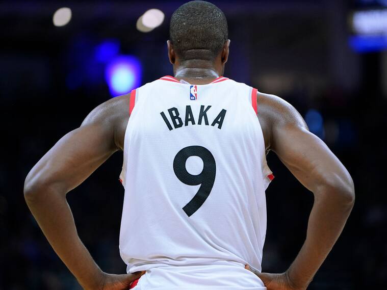 Serge Ibaka en un partido de los Toronto Raptors