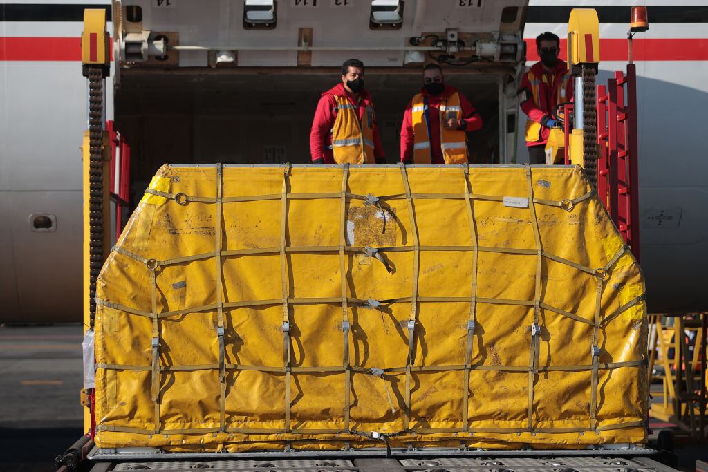 Un container con dosis de vacunas contra el Covid-19 arriban a Ciudad de México