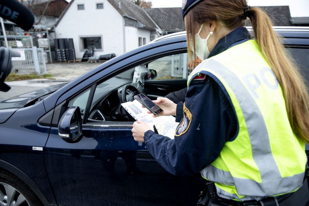 Policías austriacos revisan el carnet de vacunación