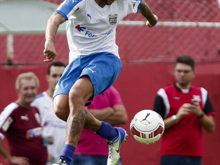 Filtran fotos de fiesta de Neymar en un yate en Brasil