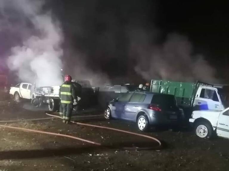 Desconocidos quemaron 10 vehículos en recinto de Carabineros en Collipulli